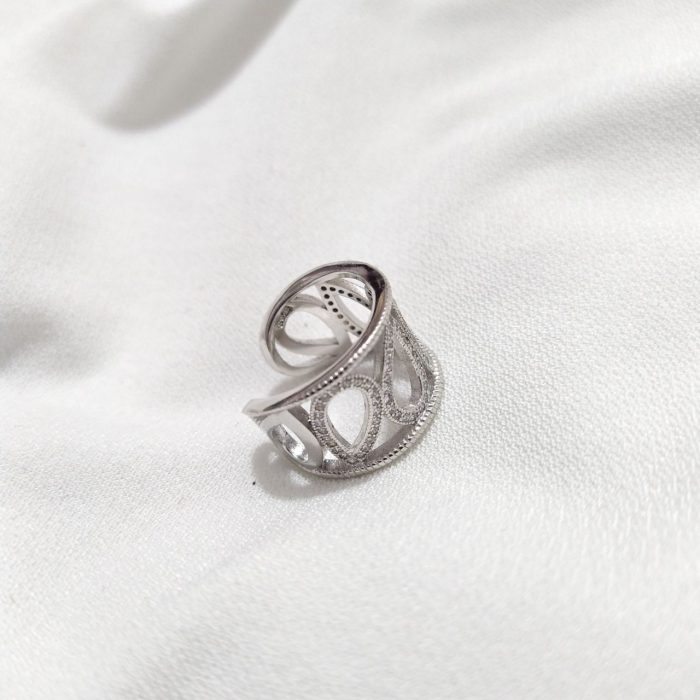 girl-silver-loop-ring (5)